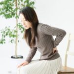 腰に痛みがある女性